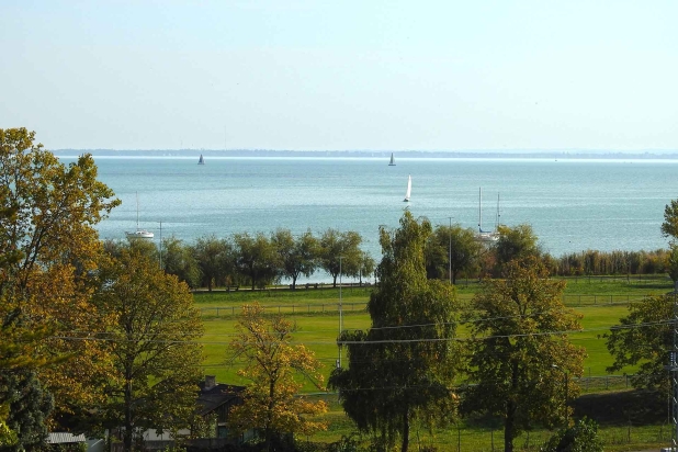 A képen, a Balaton északi partján fekvő, eladó családi lakóház emeletéről élvezhető balatoni panoráma látható